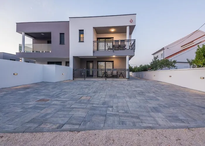 With Parking Space - 20013 Lejlighed Vir